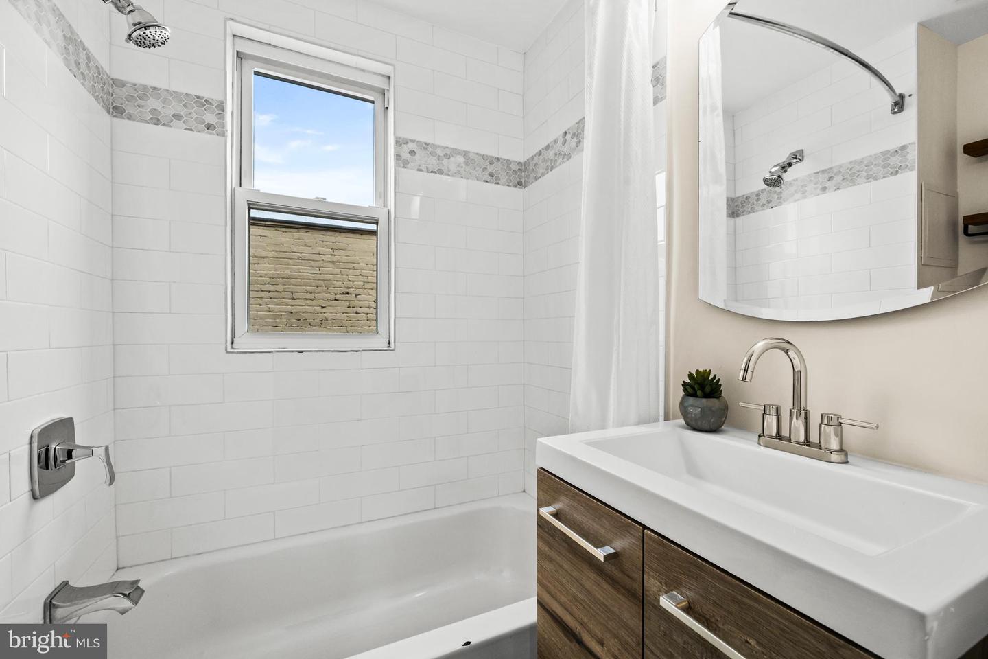1742 L ST NE, WASHINGTON, District Of Columbia 20002, 2 Bedrooms Bedrooms, ,1 BathroomBathrooms,Residential,For sale,1742 L ST NE,DCDC2243140 MLS # DCDC2243140