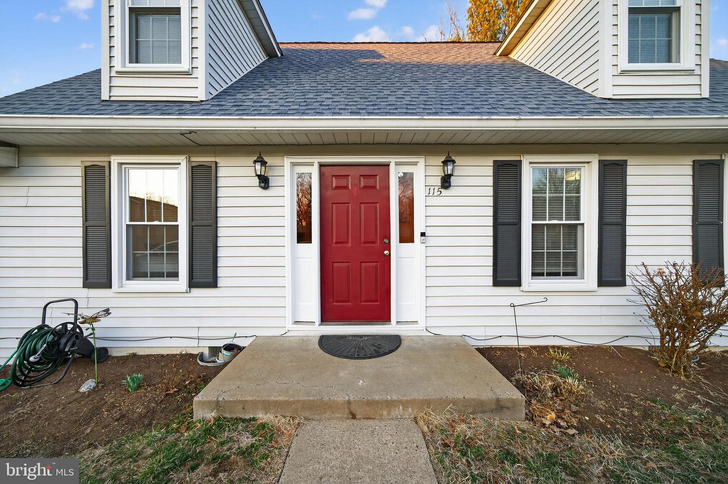 115 OAK VIEW DR SE, LEESBURG, Virginia 20175, 3 Bedrooms Bedrooms, ,2 BathroomsBathrooms,Residential,For sale,115 OAK VIEW DR SE,VALO2114874 MLS # VALO2114874