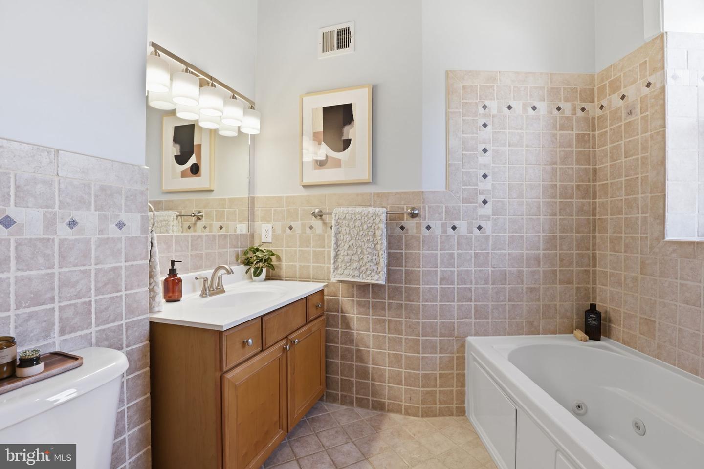 229 14TH ST SE #2, WASHINGTON, District Of Columbia 20003, 2 Bedrooms Bedrooms, ,2 BathroomsBathrooms,Residential,For sale,229 14TH ST SE #2,DCDC2244486 MLS # DCDC2244486