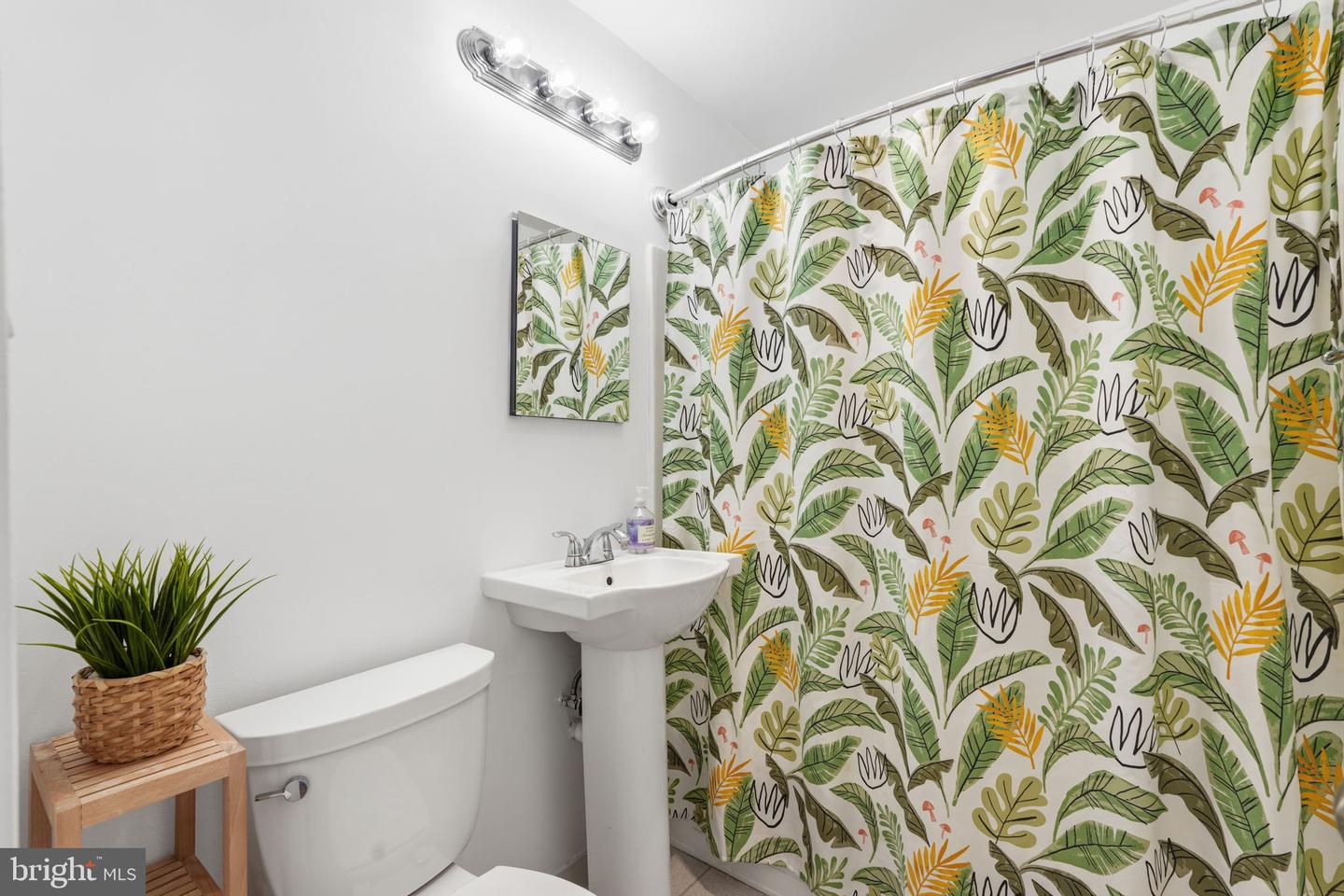 1730 ARLINGTON BLVD #202, ARLINGTON, Virginia 22209, 1 Bedroom Bedrooms, ,1 BathroomBathrooms,Residential,For sale,1730 ARLINGTON BLVD #202,VAAR2068610 MLS # VAAR2068610