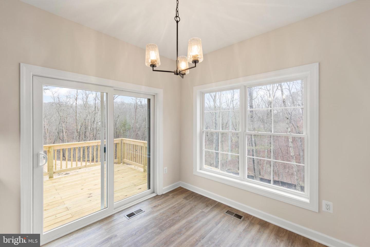 220 LAKELAND CIR, MIDDLETOWN, Virginia 22645, 3 Bedrooms Bedrooms, 6 Rooms Rooms,2 BathroomsBathrooms,Residential,For sale,220 LAKELAND CIR,VAWR2013346 MLS # VAWR2013346