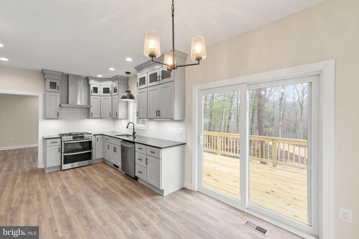 220 LAKELAND CIR, MIDDLETOWN, Virginia 22645, 3 Bedrooms Bedrooms, 6 Rooms Rooms,2 BathroomsBathrooms,Residential,For sale,220 LAKELAND CIR,VAWR2013346 MLS # VAWR2013346