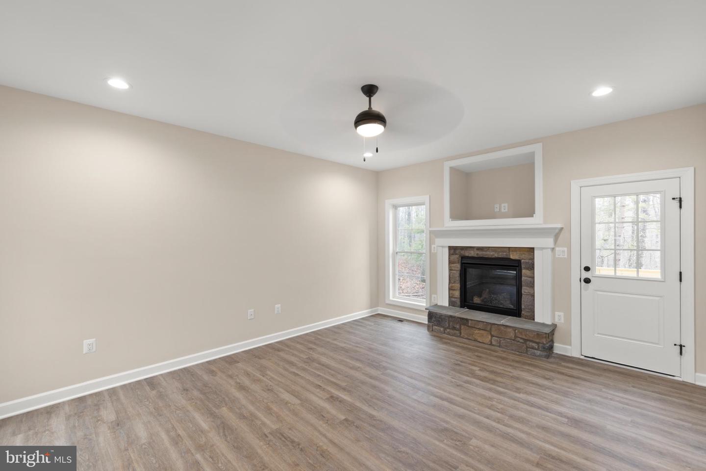 220 LAKELAND CIR, MIDDLETOWN, Virginia 22645, 3 Bedrooms Bedrooms, 6 Rooms Rooms,2 BathroomsBathrooms,Residential,For sale,220 LAKELAND CIR,VAWR2013346 MLS # VAWR2013346