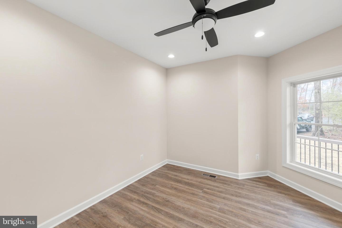 220 LAKELAND CIR, MIDDLETOWN, Virginia 22645, 3 Bedrooms Bedrooms, 6 Rooms Rooms,2 BathroomsBathrooms,Residential,For sale,220 LAKELAND CIR,VAWR2013346 MLS # VAWR2013346