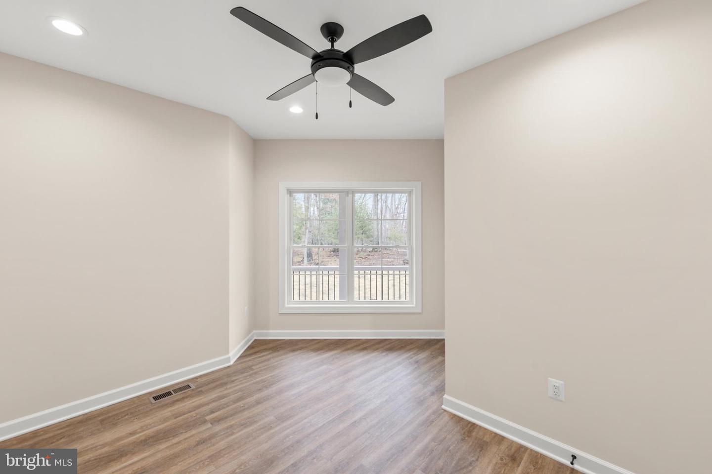 220 LAKELAND CIR, MIDDLETOWN, Virginia 22645, 3 Bedrooms Bedrooms, 6 Rooms Rooms,2 BathroomsBathrooms,Residential,For sale,220 LAKELAND CIR,VAWR2013346 MLS # VAWR2013346