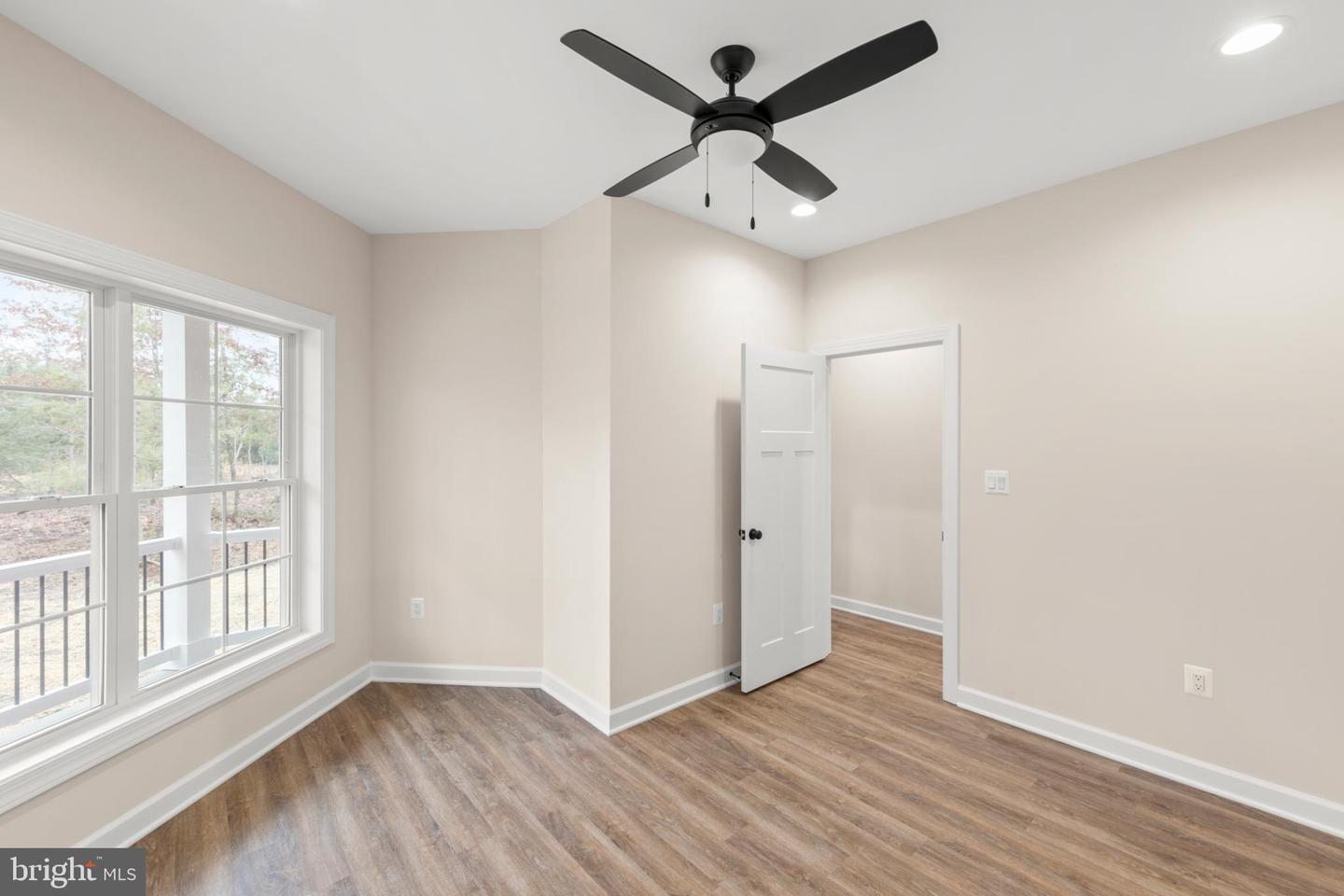 220 LAKELAND CIR, MIDDLETOWN, Virginia 22645, 3 Bedrooms Bedrooms, 6 Rooms Rooms,2 BathroomsBathrooms,Residential,For sale,220 LAKELAND CIR,VAWR2013346 MLS # VAWR2013346