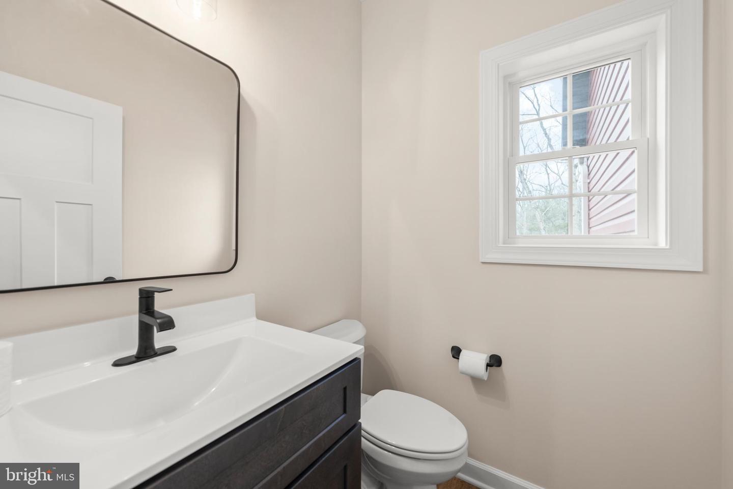 220 LAKELAND CIR, MIDDLETOWN, Virginia 22645, 3 Bedrooms Bedrooms, 6 Rooms Rooms,2 BathroomsBathrooms,Residential,For sale,220 LAKELAND CIR,VAWR2013346 MLS # VAWR2013346