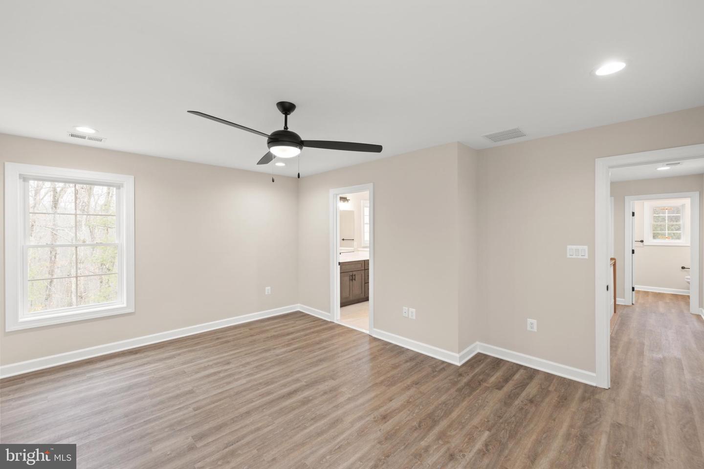 220 LAKELAND CIR, MIDDLETOWN, Virginia 22645, 3 Bedrooms Bedrooms, 6 Rooms Rooms,2 BathroomsBathrooms,Residential,For sale,220 LAKELAND CIR,VAWR2013346 MLS # VAWR2013346