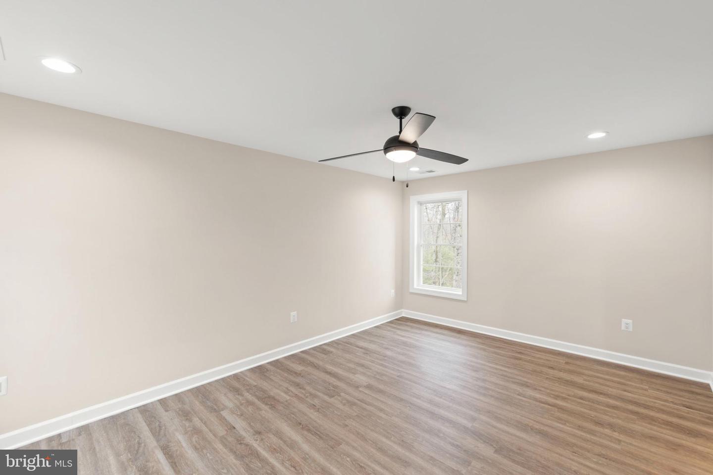 220 LAKELAND CIR, MIDDLETOWN, Virginia 22645, 3 Bedrooms Bedrooms, 6 Rooms Rooms,2 BathroomsBathrooms,Residential,For sale,220 LAKELAND CIR,VAWR2013346 MLS # VAWR2013346