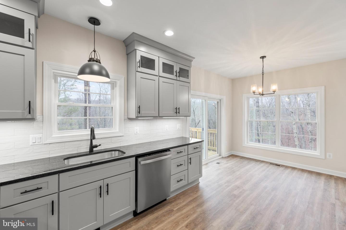 220 LAKELAND CIR, MIDDLETOWN, Virginia 22645, 3 Bedrooms Bedrooms, 6 Rooms Rooms,2 BathroomsBathrooms,Residential,For sale,220 LAKELAND CIR,VAWR2013346 MLS # VAWR2013346