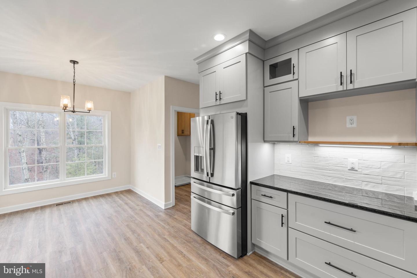 220 LAKELAND CIR, MIDDLETOWN, Virginia 22645, 3 Bedrooms Bedrooms, 6 Rooms Rooms,2 BathroomsBathrooms,Residential,For sale,220 LAKELAND CIR,VAWR2013346 MLS # VAWR2013346