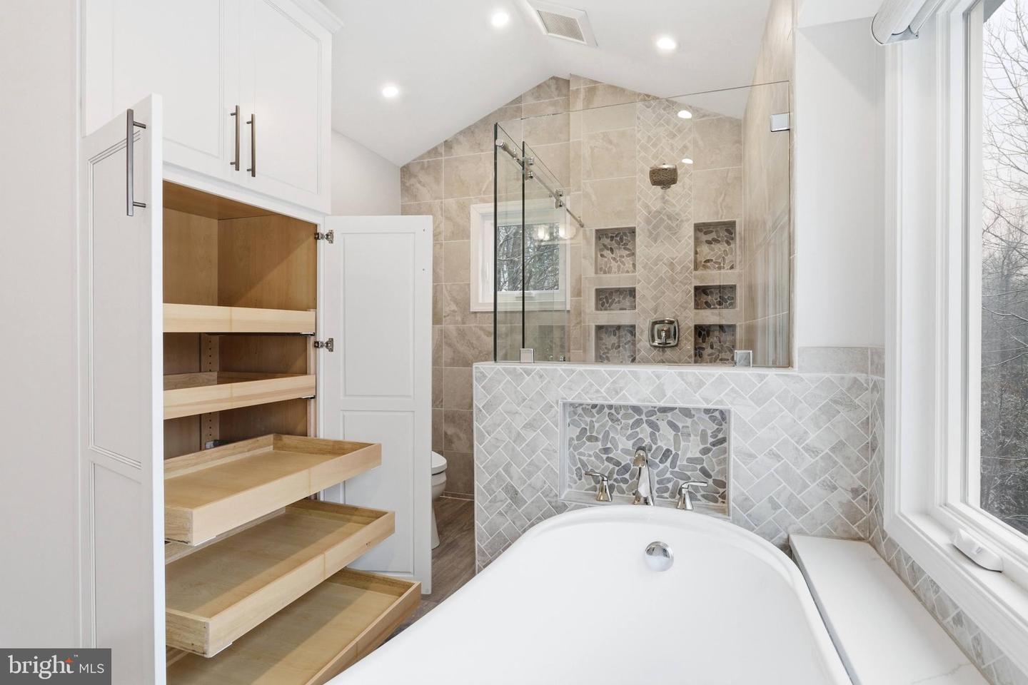 9200 WRIGHTS HOLLOW LN, LORTON, Virginia 22079, 5 Bedrooms Bedrooms, ,3 BathroomsBathrooms,Residential,For sale,9200 WRIGHTS HOLLOW LN,VAFX2290276 MLS # VAFX2290276