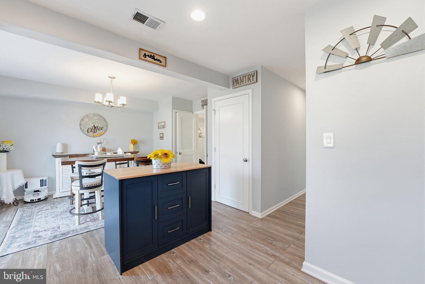 8142 CARRLEIGH PKWY #126, SPRINGFIELD, Virginia 22152, 3 Bedrooms Bedrooms, ,2 BathroomsBathrooms,Residential,For sale,8142 CARRLEIGH PKWY #126,VAFX2290352 MLS # VAFX2290352