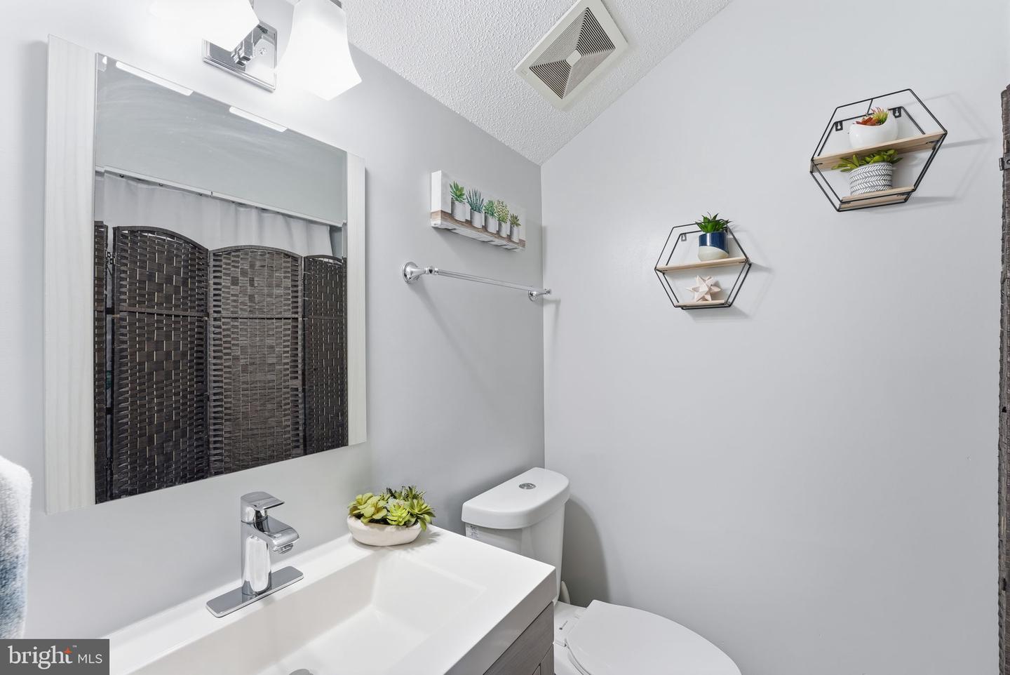 8142 CARRLEIGH PKWY #126, SPRINGFIELD, Virginia 22152, 3 Bedrooms Bedrooms, ,2 BathroomsBathrooms,Residential,For sale,8142 CARRLEIGH PKWY #126,VAFX2290352 MLS # VAFX2290352