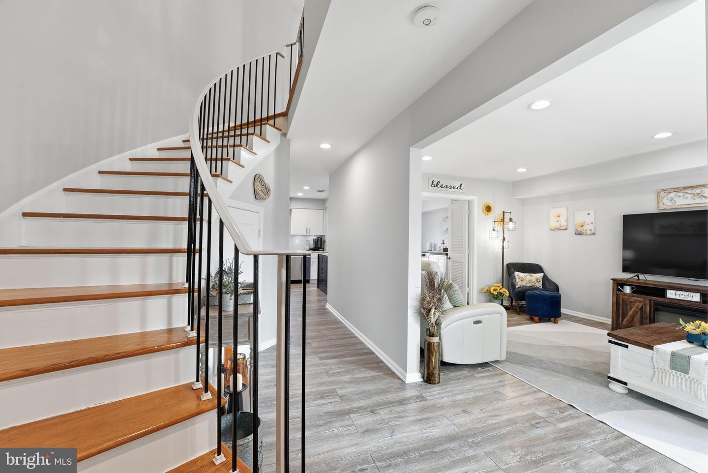 8142 CARRLEIGH PKWY #126, SPRINGFIELD, Virginia 22152, 3 Bedrooms Bedrooms, ,2 BathroomsBathrooms,Residential,For sale,8142 CARRLEIGH PKWY #126,VAFX2290352 MLS # VAFX2290352