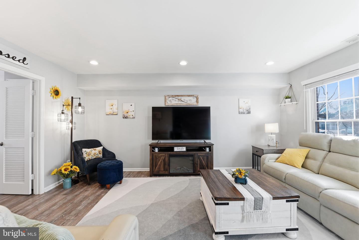 8142 CARRLEIGH PKWY #126, SPRINGFIELD, Virginia 22152, 3 Bedrooms Bedrooms, ,2 BathroomsBathrooms,Residential,For sale,8142 CARRLEIGH PKWY #126,VAFX2290352 MLS # VAFX2290352