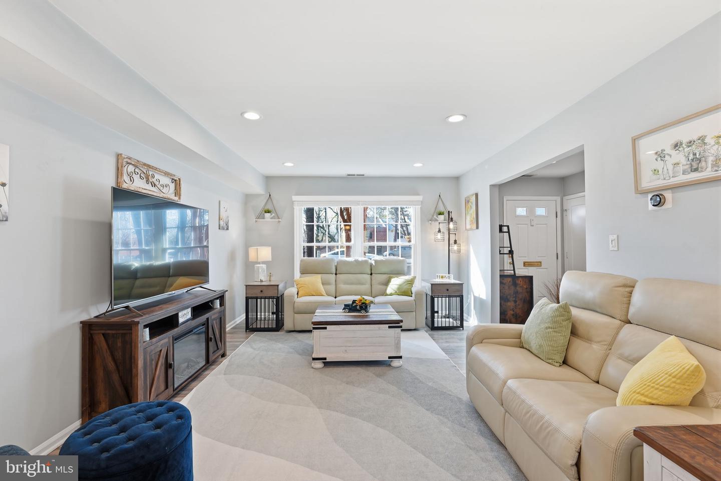 8142 CARRLEIGH PKWY #126, SPRINGFIELD, Virginia 22152, 3 Bedrooms Bedrooms, ,2 BathroomsBathrooms,Residential,For sale,8142 CARRLEIGH PKWY #126,VAFX2290352 MLS # VAFX2290352