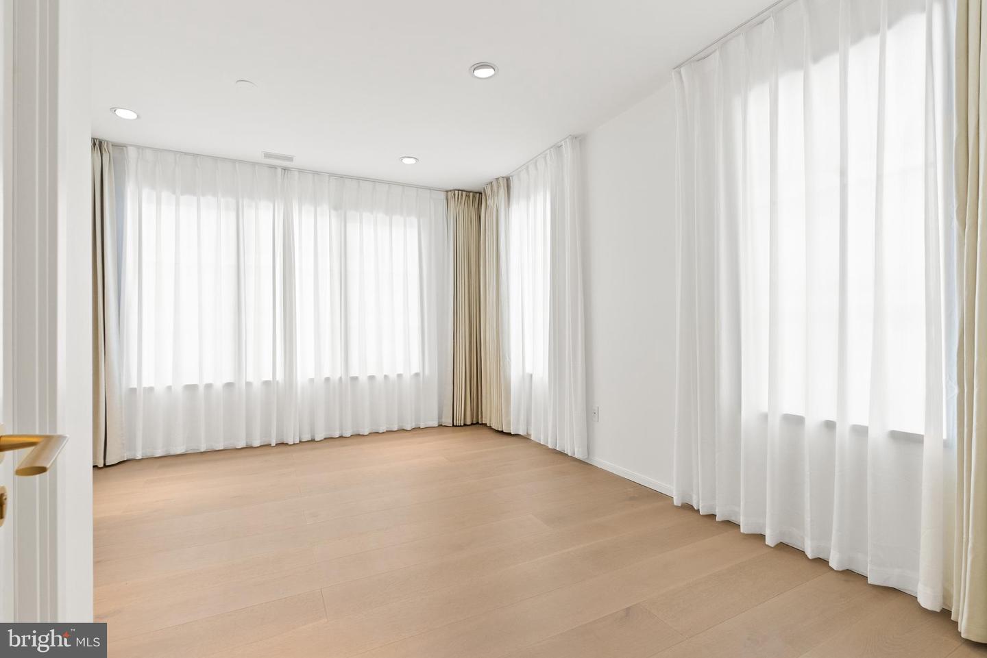 6621 HAYCOCK RD, FALLS CHURCH, Virginia 22043, 6 Bedrooms Bedrooms, ,6 BathroomsBathrooms,Residential,For sale,6621 HAYCOCK RD,VAFX2291174 MLS # VAFX2291174