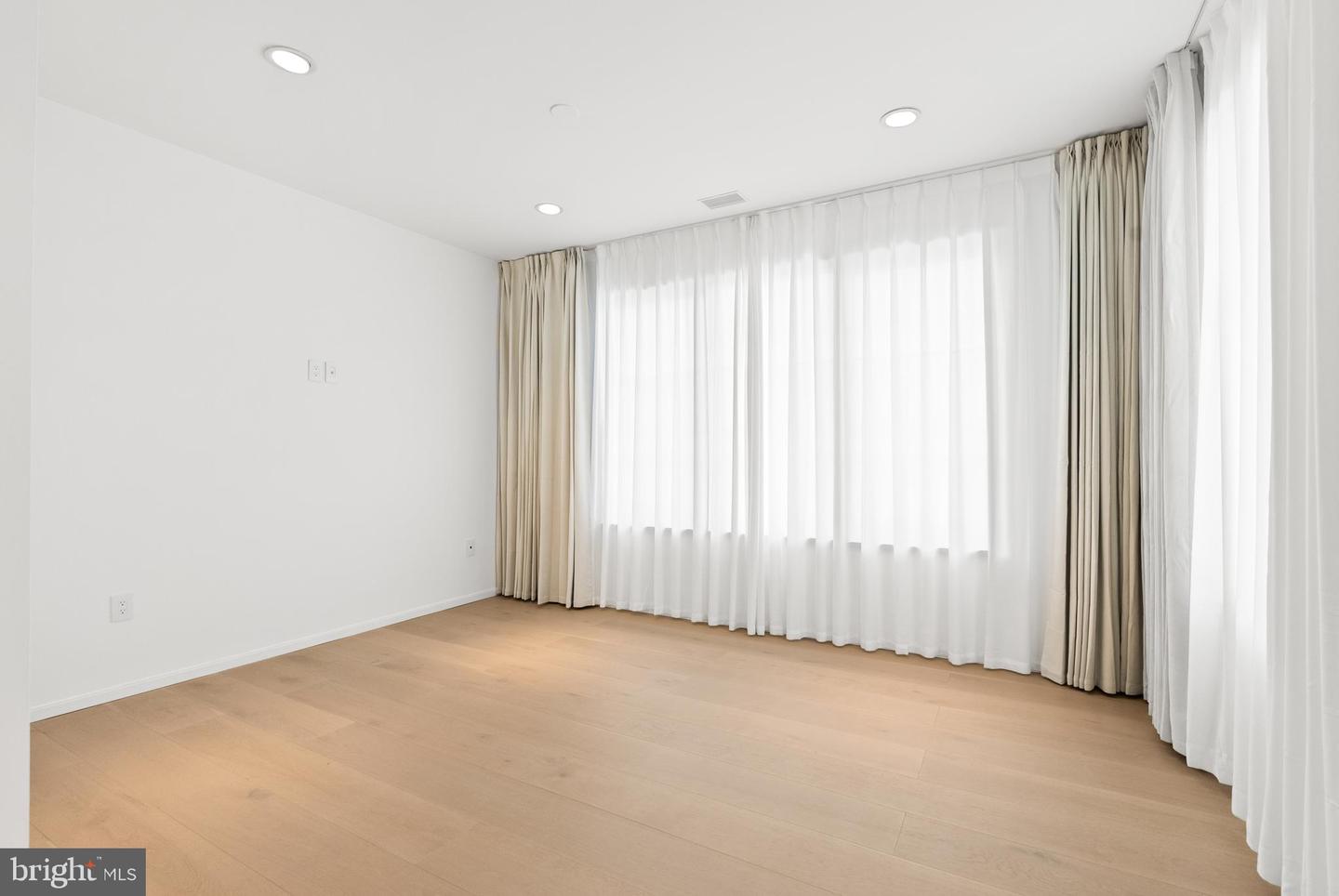 6621 HAYCOCK RD, FALLS CHURCH, Virginia 22043, 6 Bedrooms Bedrooms, ,6 BathroomsBathrooms,Residential,For sale,6621 HAYCOCK RD,VAFX2291174 MLS # VAFX2291174