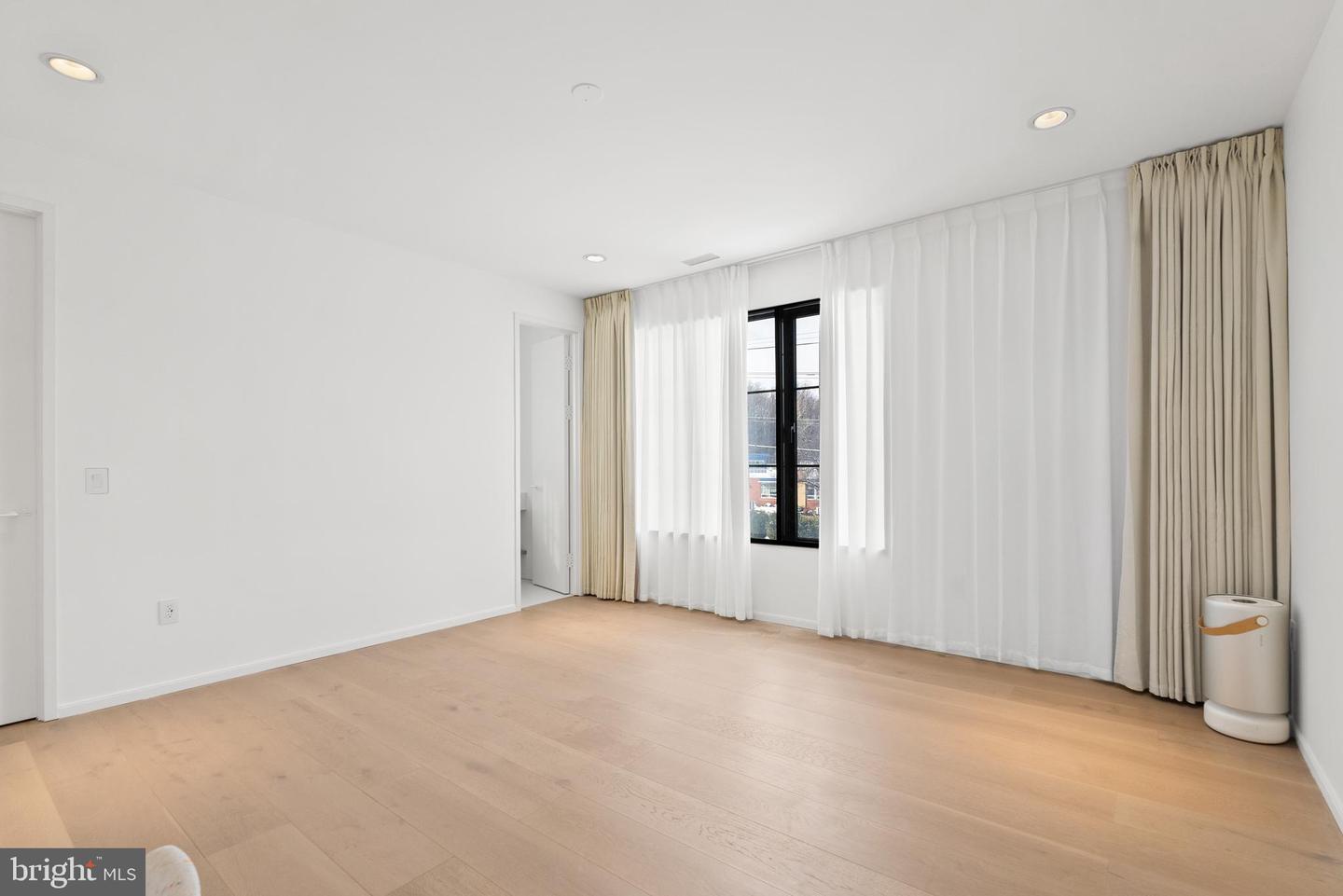 6621 HAYCOCK RD, FALLS CHURCH, Virginia 22043, 6 Bedrooms Bedrooms, ,6 BathroomsBathrooms,Residential,For sale,6621 HAYCOCK RD,VAFX2291174 MLS # VAFX2291174