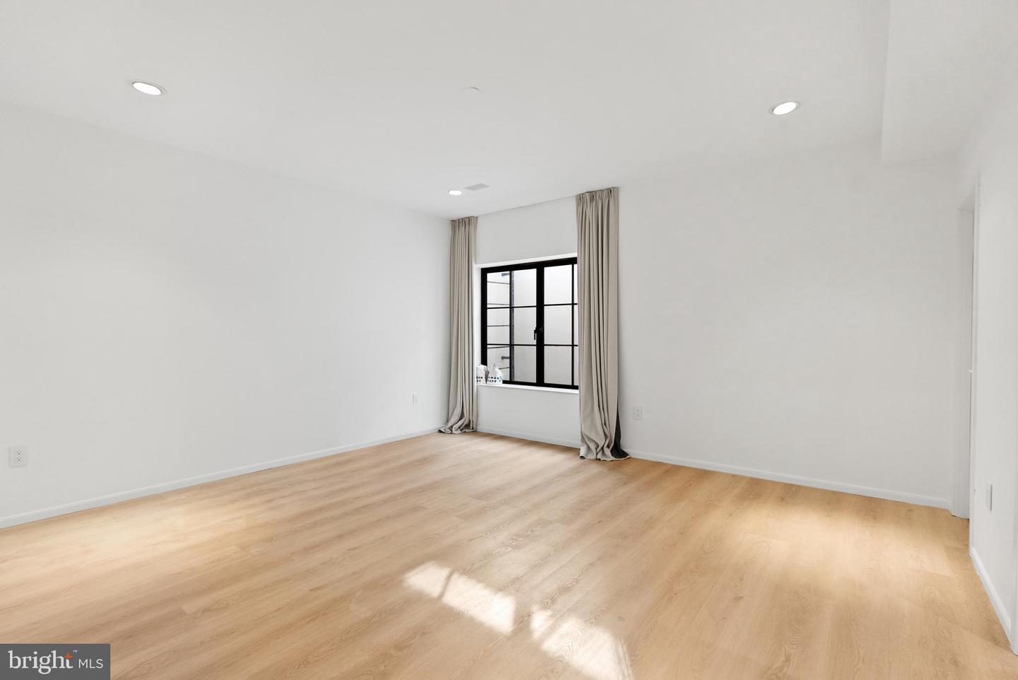 6621 HAYCOCK RD, FALLS CHURCH, Virginia 22043, 6 Bedrooms Bedrooms, ,6 BathroomsBathrooms,Residential,For sale,6621 HAYCOCK RD,VAFX2291174 MLS # VAFX2291174