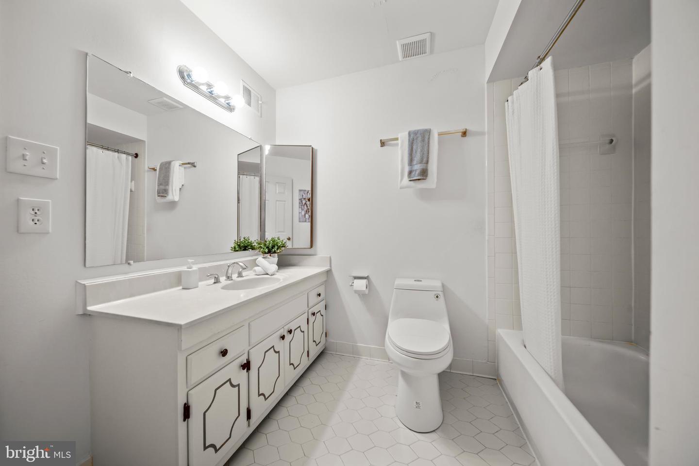 6619 WEATHEFORD CT, MCLEAN, Virginia 22101, 5 Bedrooms Bedrooms, ,3 BathroomsBathrooms,Residential,For sale,6619 WEATHEFORD CT,VAFX2291314 MLS # VAFX2291314