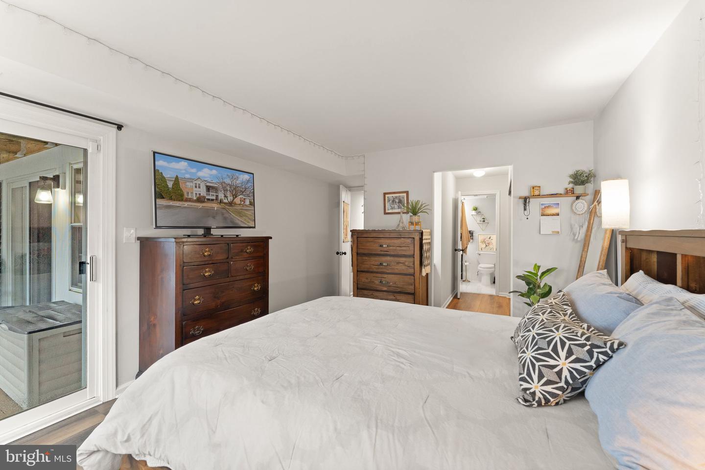 3322 LAKESIDE VIEW DR #3-3, FALLS CHURCH, Virginia 22041, 2 Bedrooms Bedrooms, ,1 BathroomBathrooms,Residential,For sale,3322 LAKESIDE VIEW DR #3-3,VAFX2291624 MLS # VAFX2291624