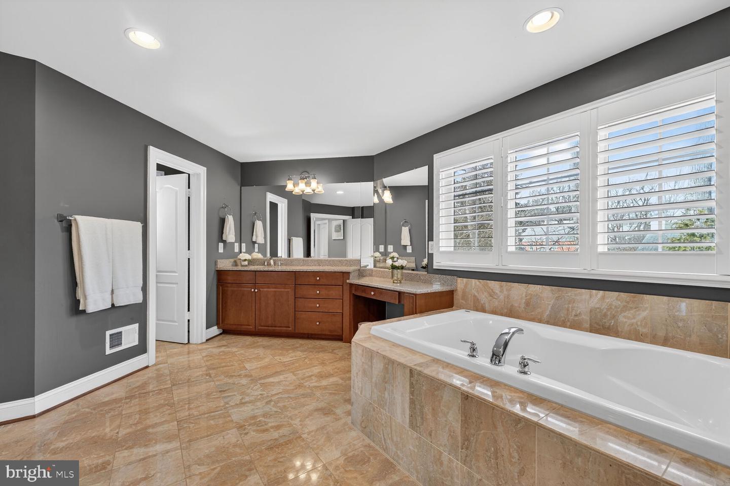 5501 36TH ST N, ARLINGTON, Virginia 22207, 5 Bedrooms Bedrooms, ,4 BathroomsBathrooms,Residential,For sale,5501 36TH ST N,VAAR2069066 MLS # VAAR2069066