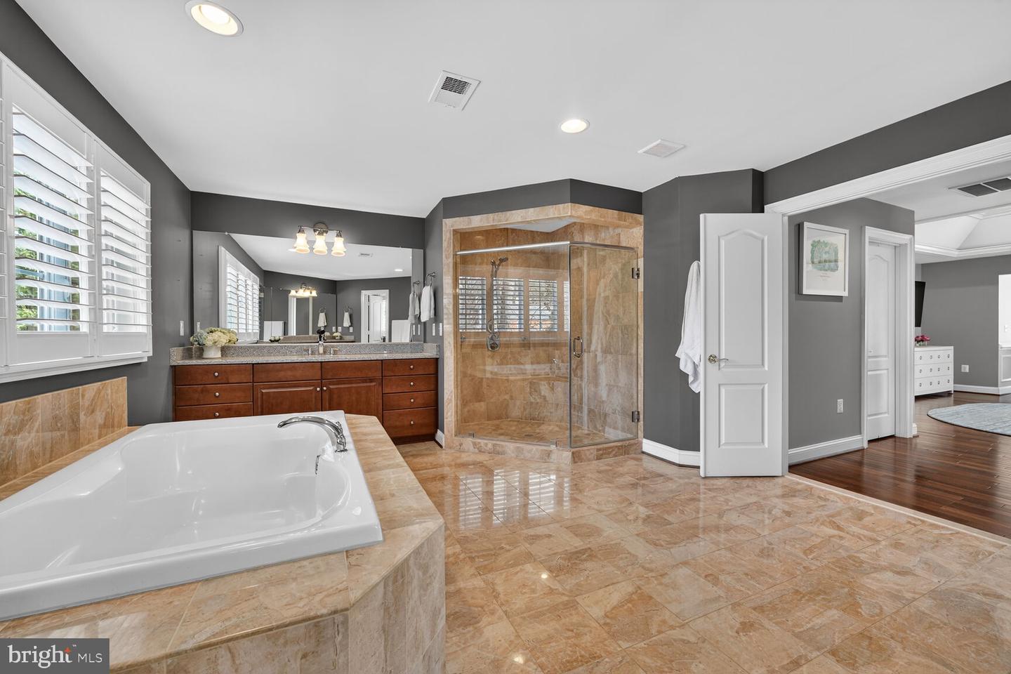 5501 36TH ST N, ARLINGTON, Virginia 22207, 5 Bedrooms Bedrooms, ,4 BathroomsBathrooms,Residential,For sale,5501 36TH ST N,VAAR2069066 MLS # VAAR2069066