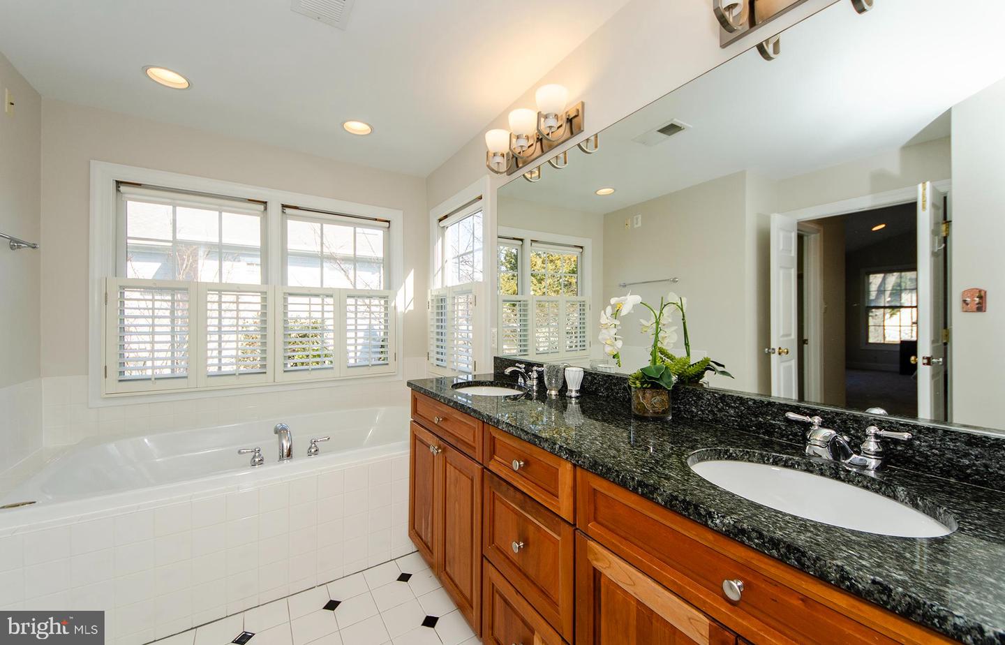 6401 29TH ST N, ARLINGTON, Virginia 22207, 5 Bedrooms Bedrooms, ,4 BathroomsBathrooms,Residential,For sale,6401 29TH ST N,VAAR2069086 MLS # VAAR2069086