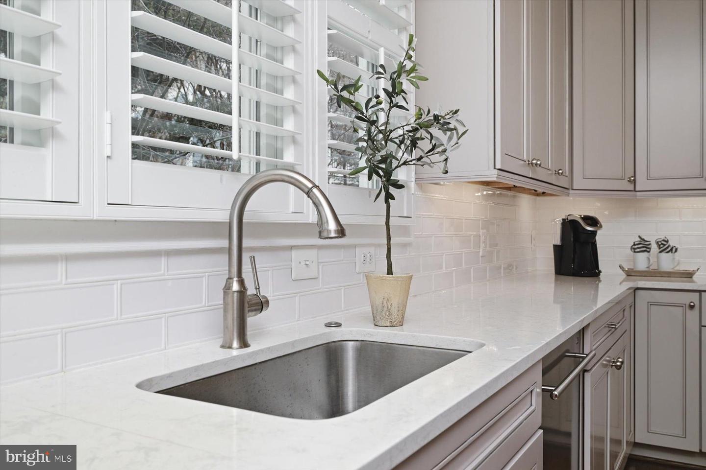 5215 31ST RD N, ARLINGTON, Virginia 22207, 5 Bedrooms Bedrooms, ,4 BathroomsBathrooms,Residential,For sale,5215 31ST RD N,VAAR2069120 MLS # VAAR2069120