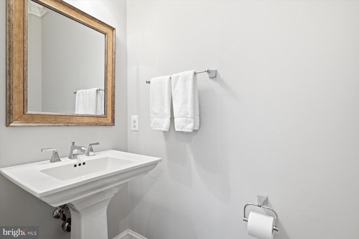 5215 31ST RD N, ARLINGTON, Virginia 22207, 5 Bedrooms Bedrooms, ,4 BathroomsBathrooms,Residential,For sale,5215 31ST RD N,VAAR2069120 MLS # VAAR2069120