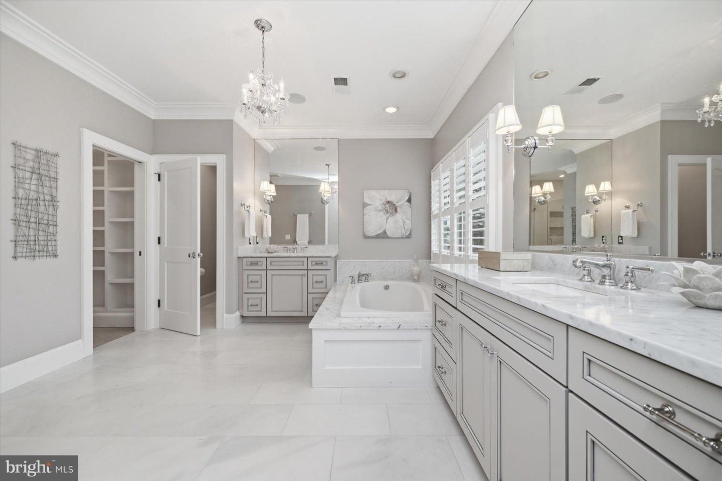 5215 31ST RD N, ARLINGTON, Virginia 22207, 5 Bedrooms Bedrooms, ,4 BathroomsBathrooms,Residential,For sale,5215 31ST RD N,VAAR2069120 MLS # VAAR2069120