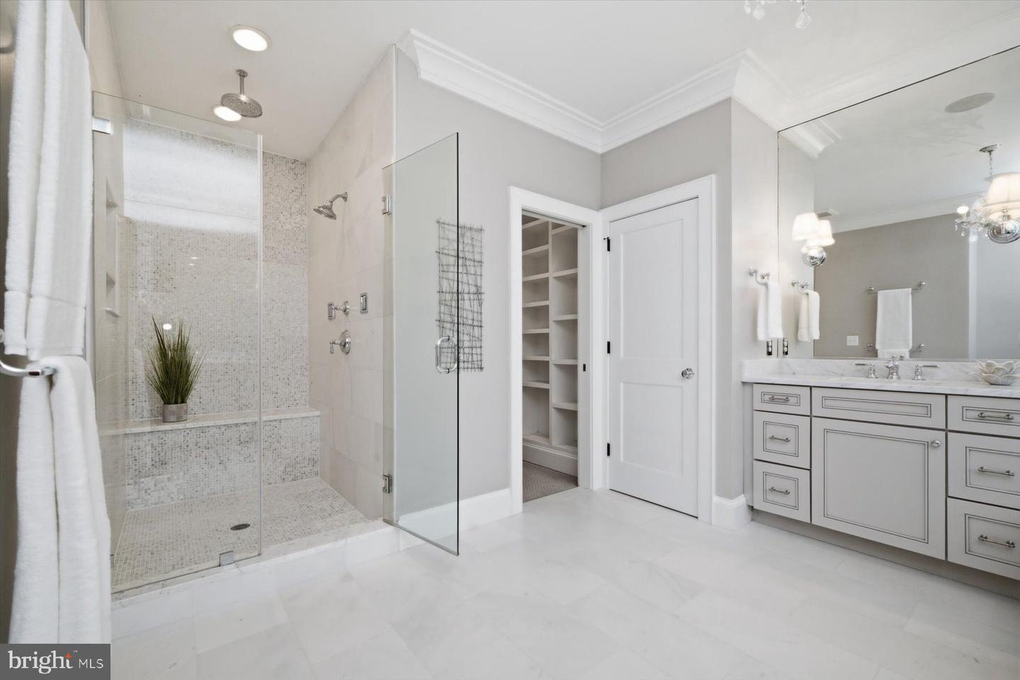 5215 31ST RD N, ARLINGTON, Virginia 22207, 5 Bedrooms Bedrooms, ,4 BathroomsBathrooms,Residential,For sale,5215 31ST RD N,VAAR2069120 MLS # VAAR2069120