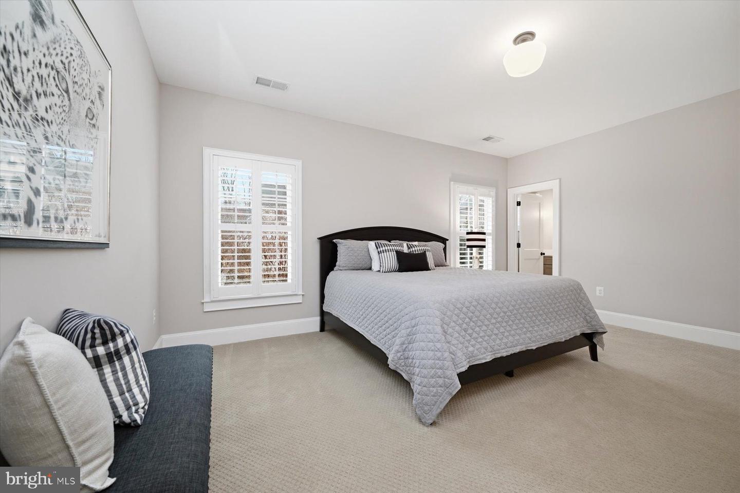 5215 31ST RD N, ARLINGTON, Virginia 22207, 5 Bedrooms Bedrooms, ,4 BathroomsBathrooms,Residential,For sale,5215 31ST RD N,VAAR2069120 MLS # VAAR2069120