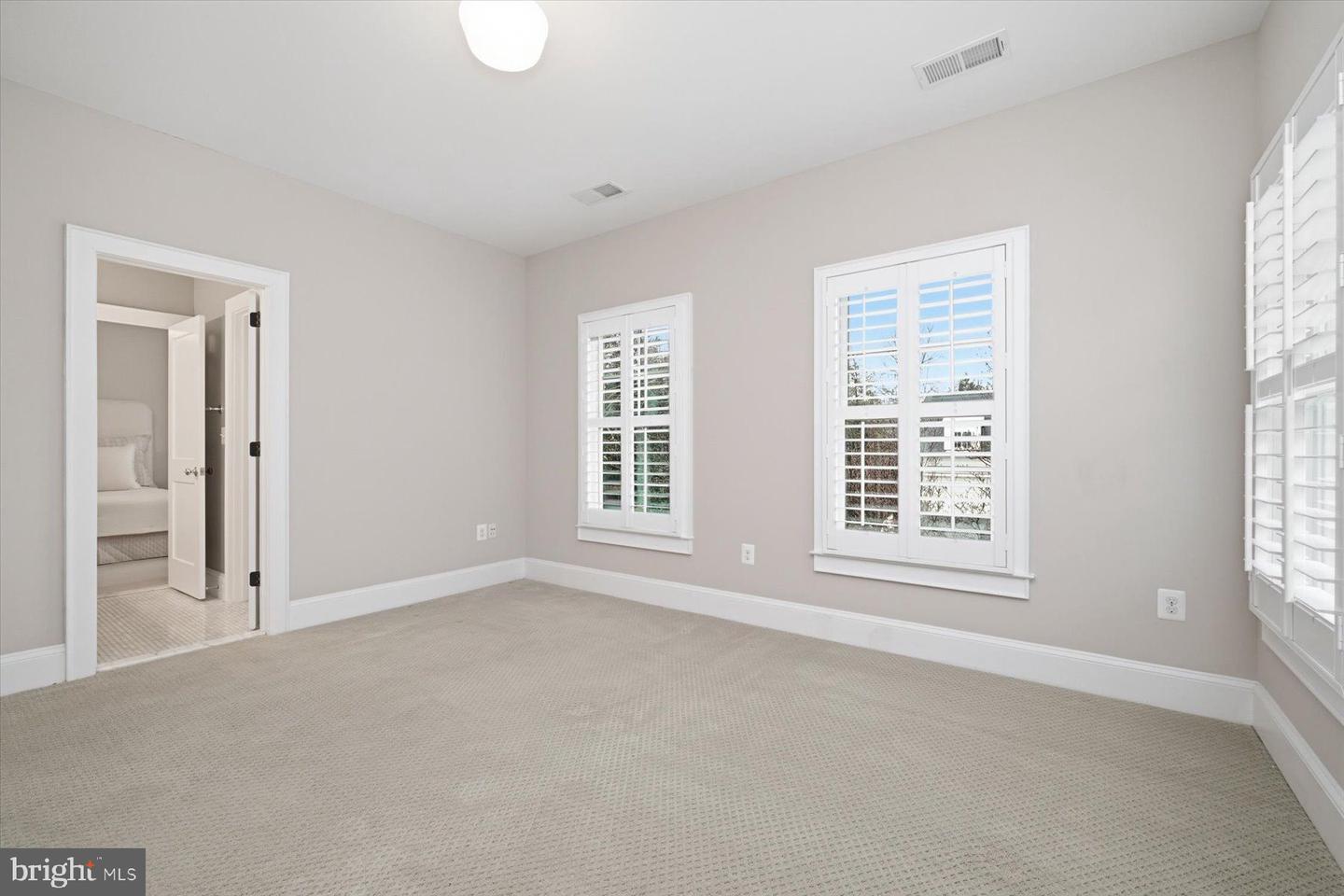 5215 31ST RD N, ARLINGTON, Virginia 22207, 5 Bedrooms Bedrooms, ,4 BathroomsBathrooms,Residential,For sale,5215 31ST RD N,VAAR2069120 MLS # VAAR2069120