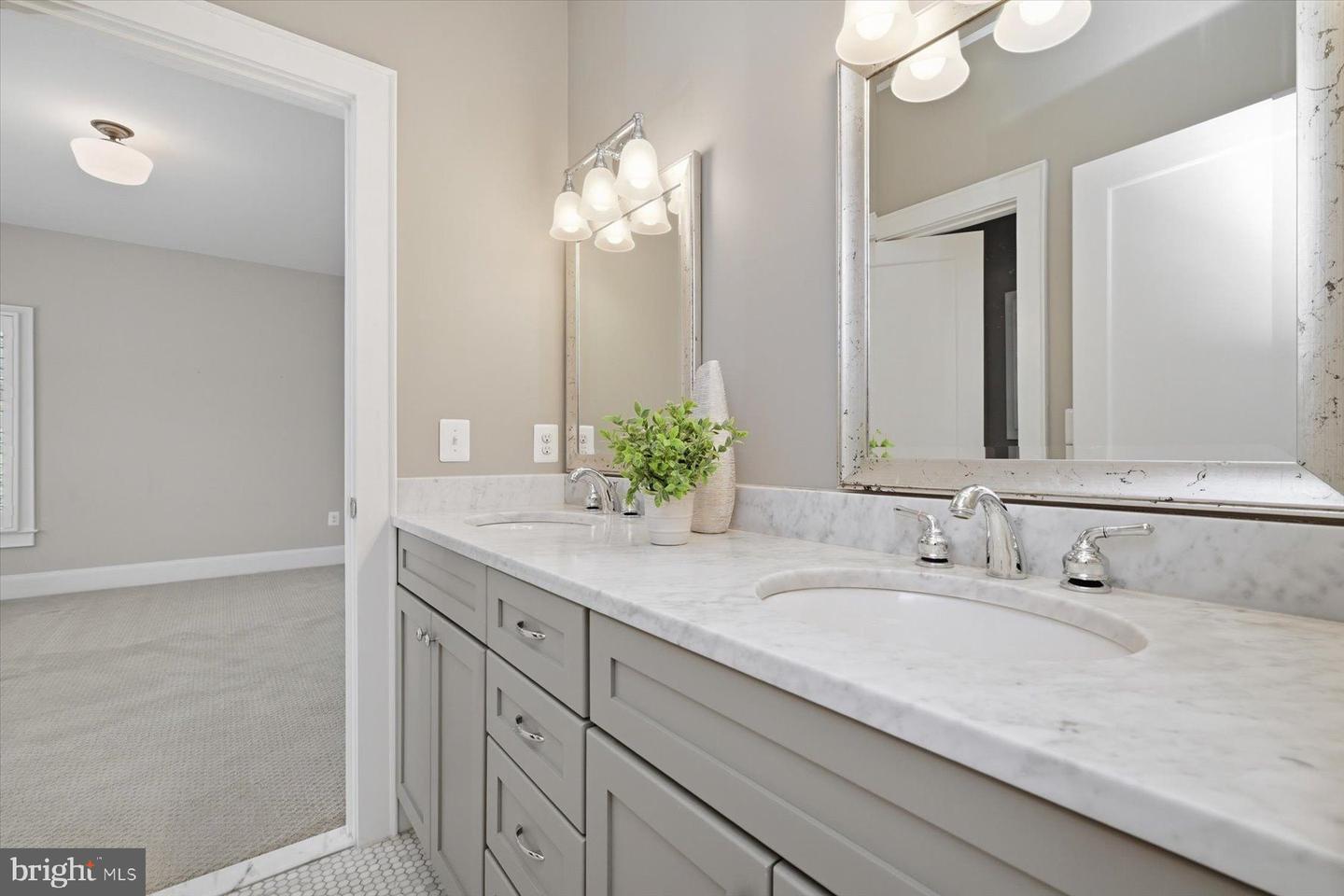 5215 31ST RD N, ARLINGTON, Virginia 22207, 5 Bedrooms Bedrooms, ,4 BathroomsBathrooms,Residential,For sale,5215 31ST RD N,VAAR2069120 MLS # VAAR2069120