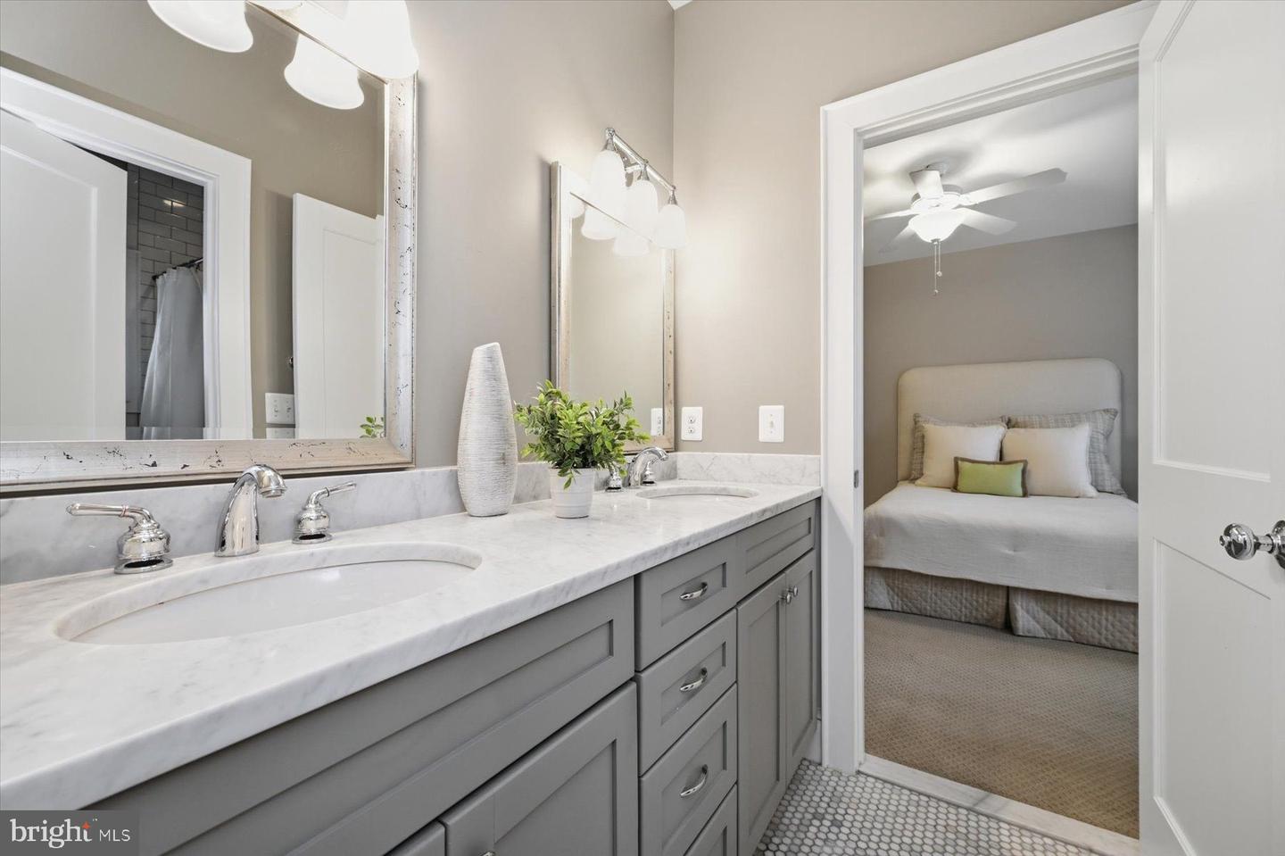 5215 31ST RD N, ARLINGTON, Virginia 22207, 5 Bedrooms Bedrooms, ,4 BathroomsBathrooms,Residential,For sale,5215 31ST RD N,VAAR2069120 MLS # VAAR2069120