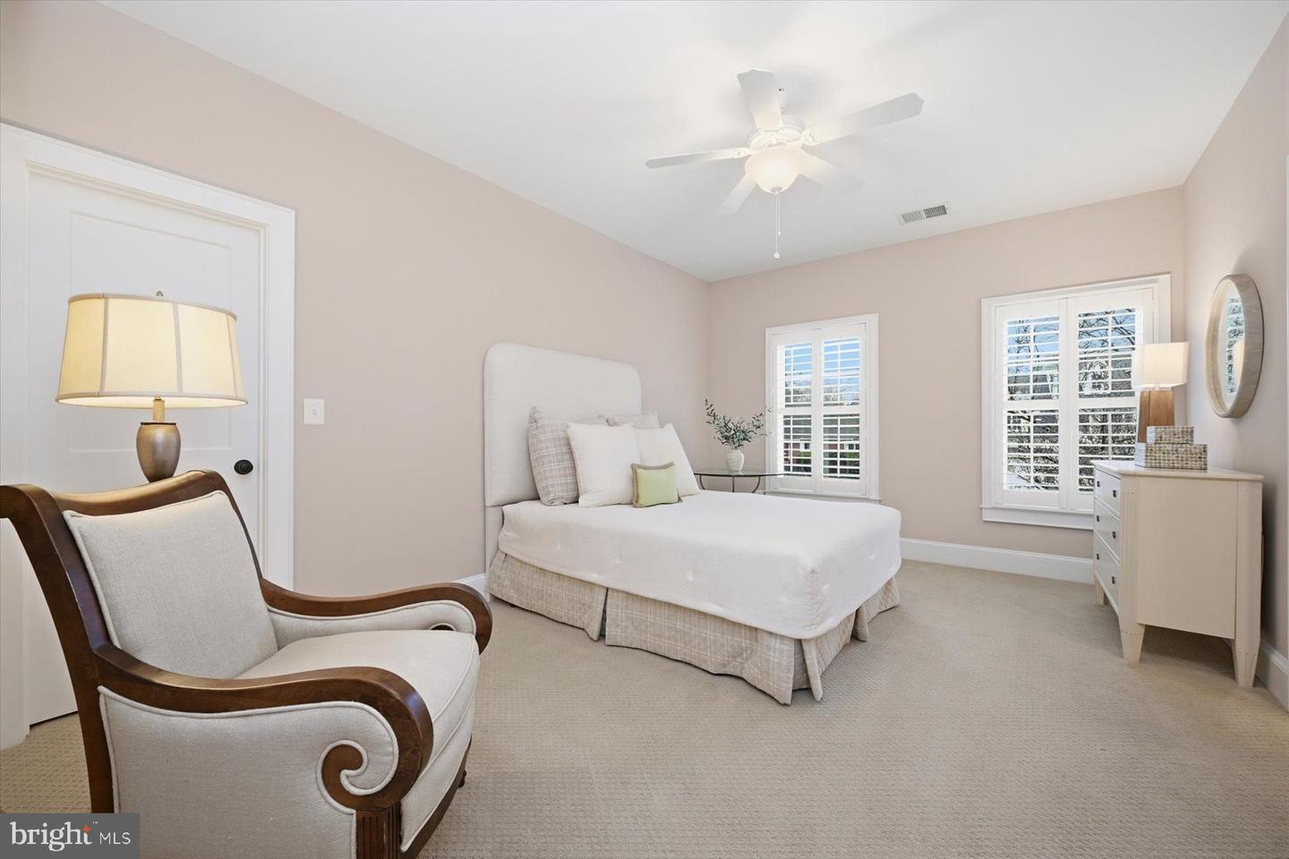 5215 31ST RD N, ARLINGTON, Virginia 22207, 5 Bedrooms Bedrooms, ,4 BathroomsBathrooms,Residential,For sale,5215 31ST RD N,VAAR2069120 MLS # VAAR2069120