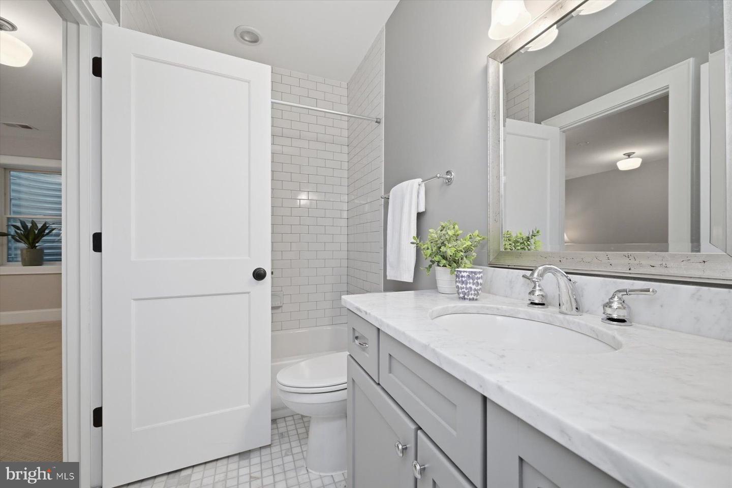 5215 31ST RD N, ARLINGTON, Virginia 22207, 5 Bedrooms Bedrooms, ,4 BathroomsBathrooms,Residential,For sale,5215 31ST RD N,VAAR2069120 MLS # VAAR2069120