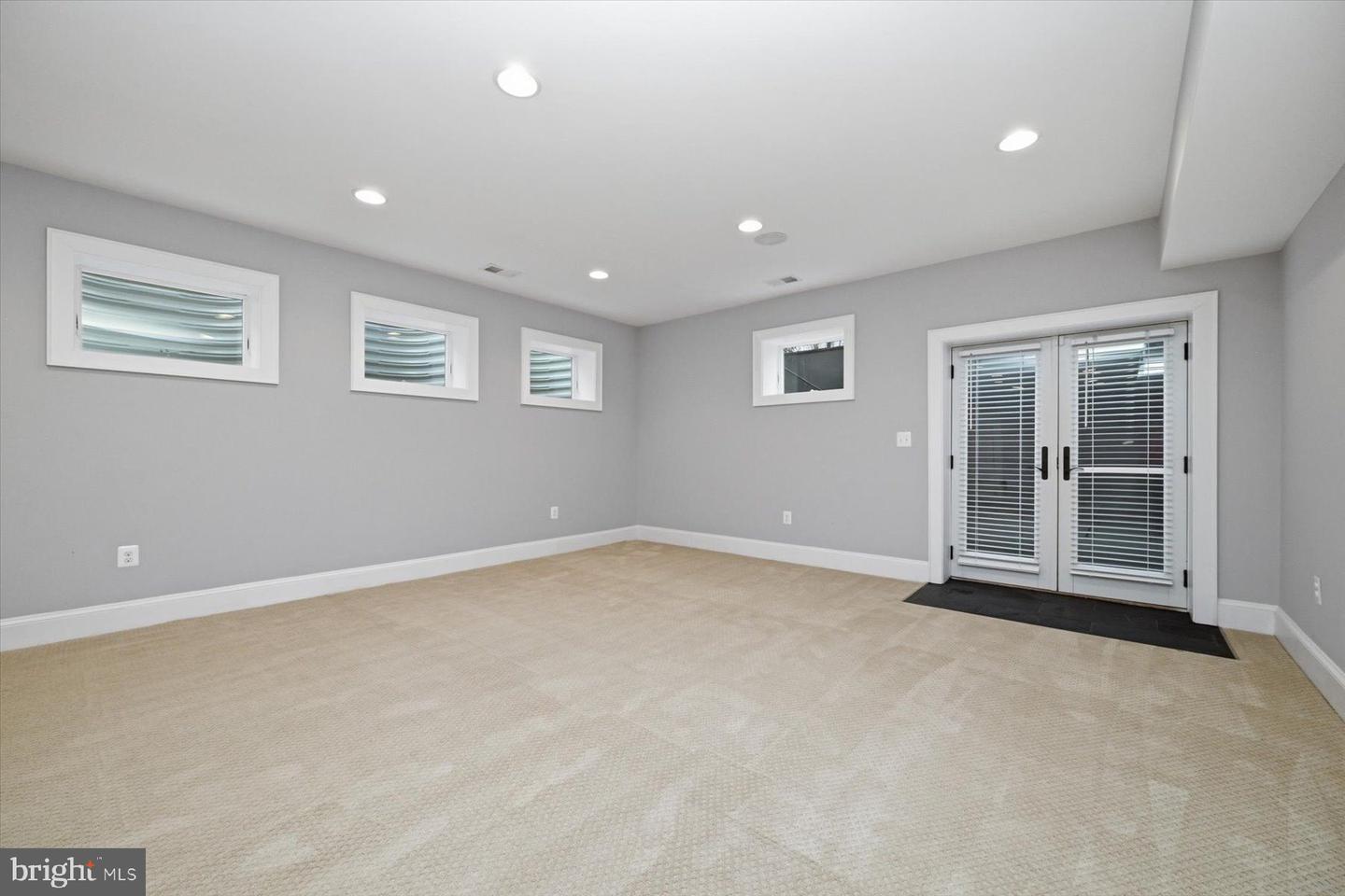 5215 31ST RD N, ARLINGTON, Virginia 22207, 5 Bedrooms Bedrooms, ,4 BathroomsBathrooms,Residential,For sale,5215 31ST RD N,VAAR2069120 MLS # VAAR2069120