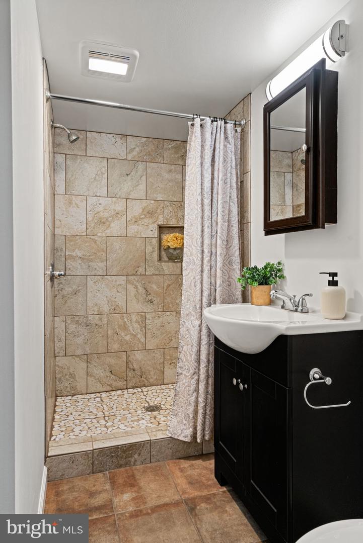 5939 MONTICELLO RD, ALEXANDRIA, Virginia 22303, 3 Bedrooms Bedrooms, ,2 BathroomsBathrooms,Residential,For sale,5939 MONTICELLO RD,VAFX2292156 MLS # VAFX2292156