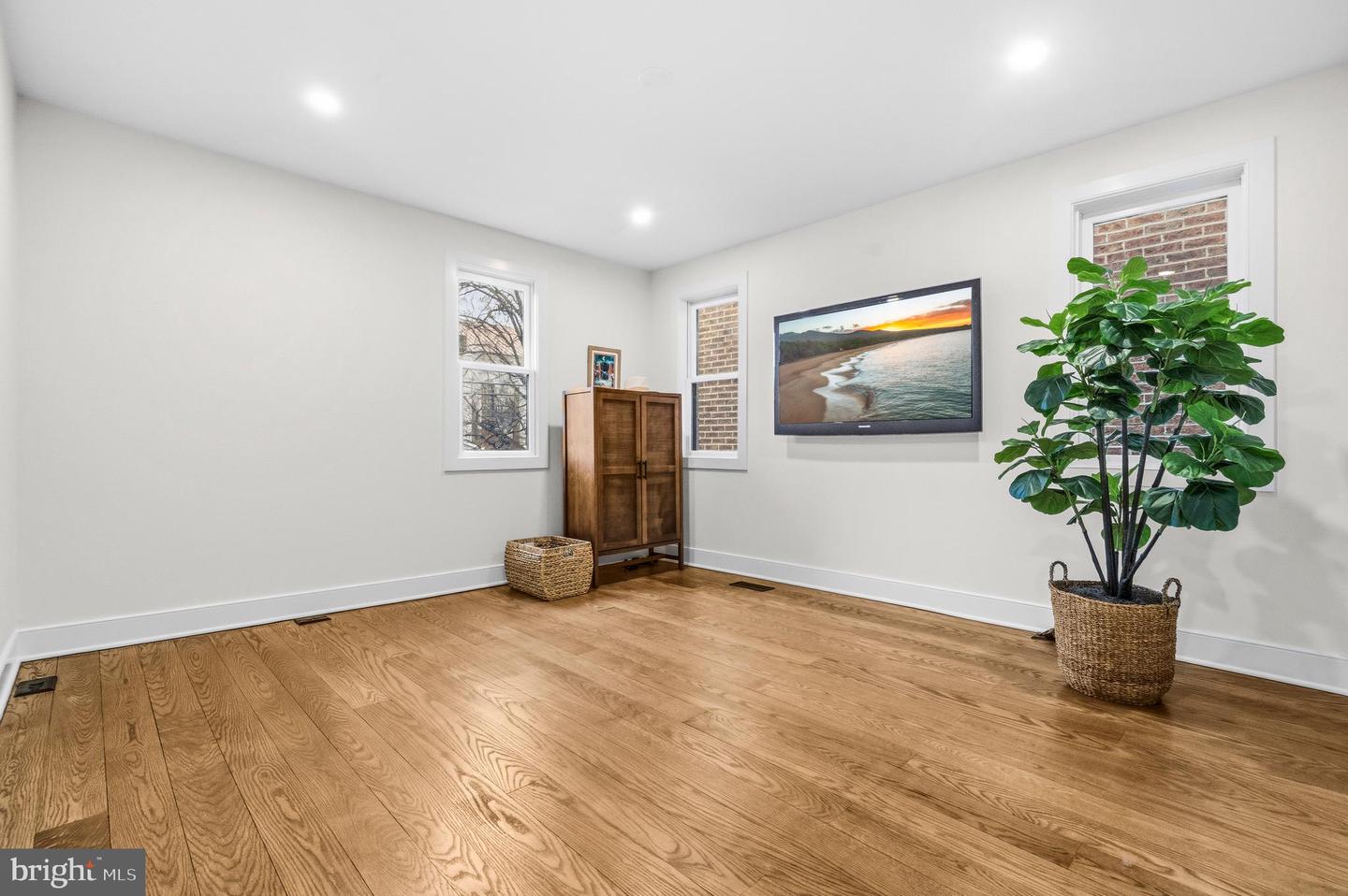 1011 DUKE ST, ALEXANDRIA, Virginia 22314, 2 Bedrooms Bedrooms, ,2 BathroomsBathrooms,Residential,For sale,1011 DUKE ST,VAAX2054420 MLS # VAAX2054420