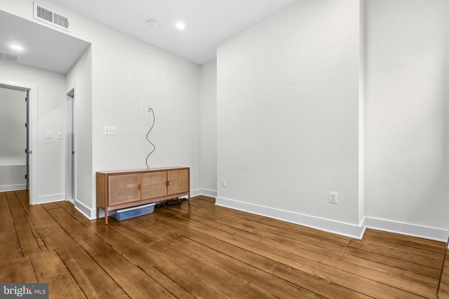 1011 DUKE ST, ALEXANDRIA, Virginia 22314, 2 Bedrooms Bedrooms, ,2 BathroomsBathrooms,Residential,For sale,1011 DUKE ST,VAAX2054420 MLS # VAAX2054420