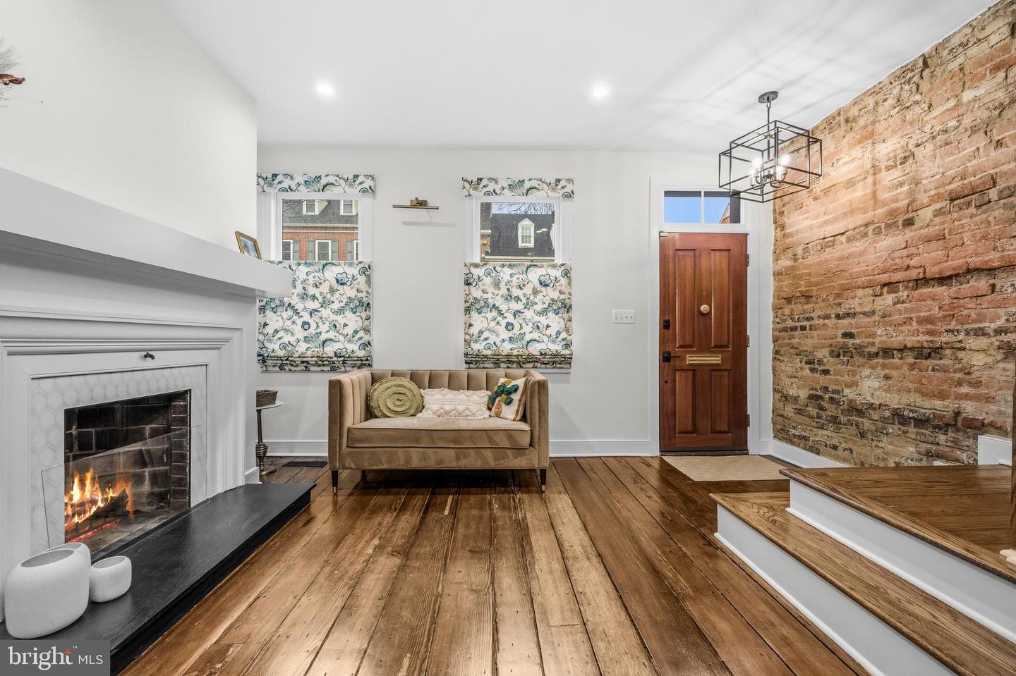 1011 DUKE ST, ALEXANDRIA, Virginia 22314, 2 Bedrooms Bedrooms, ,2 BathroomsBathrooms,Residential,For sale,1011 DUKE ST,VAAX2054420 MLS # VAAX2054420