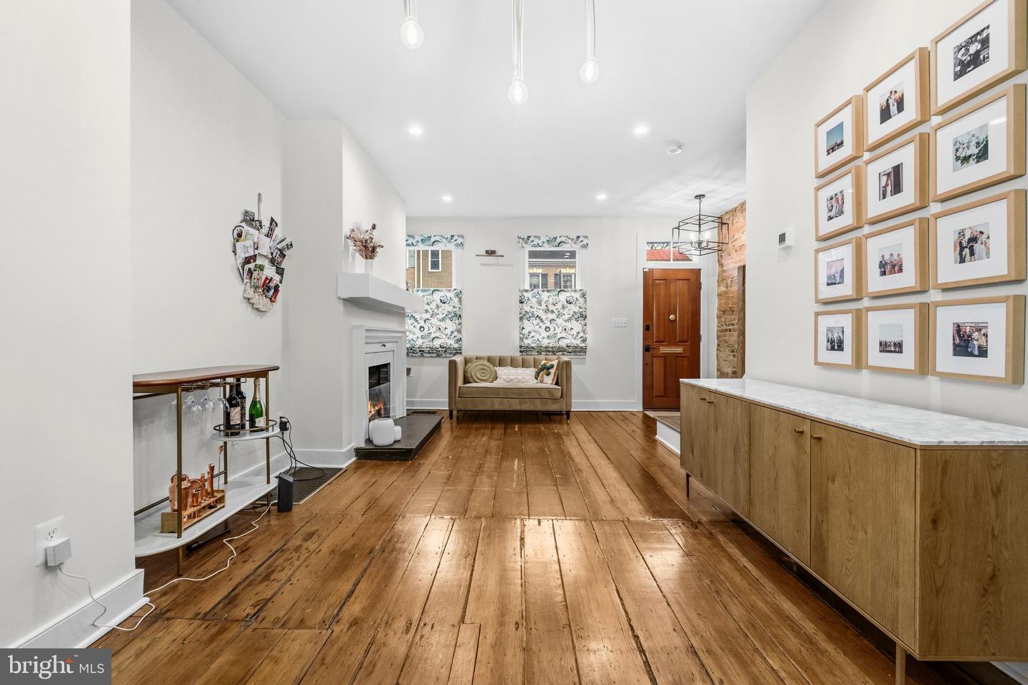 1011 DUKE ST, ALEXANDRIA, Virginia 22314, 2 Bedrooms Bedrooms, ,2 BathroomsBathrooms,Residential,For sale,1011 DUKE ST,VAAX2054420 MLS # VAAX2054420