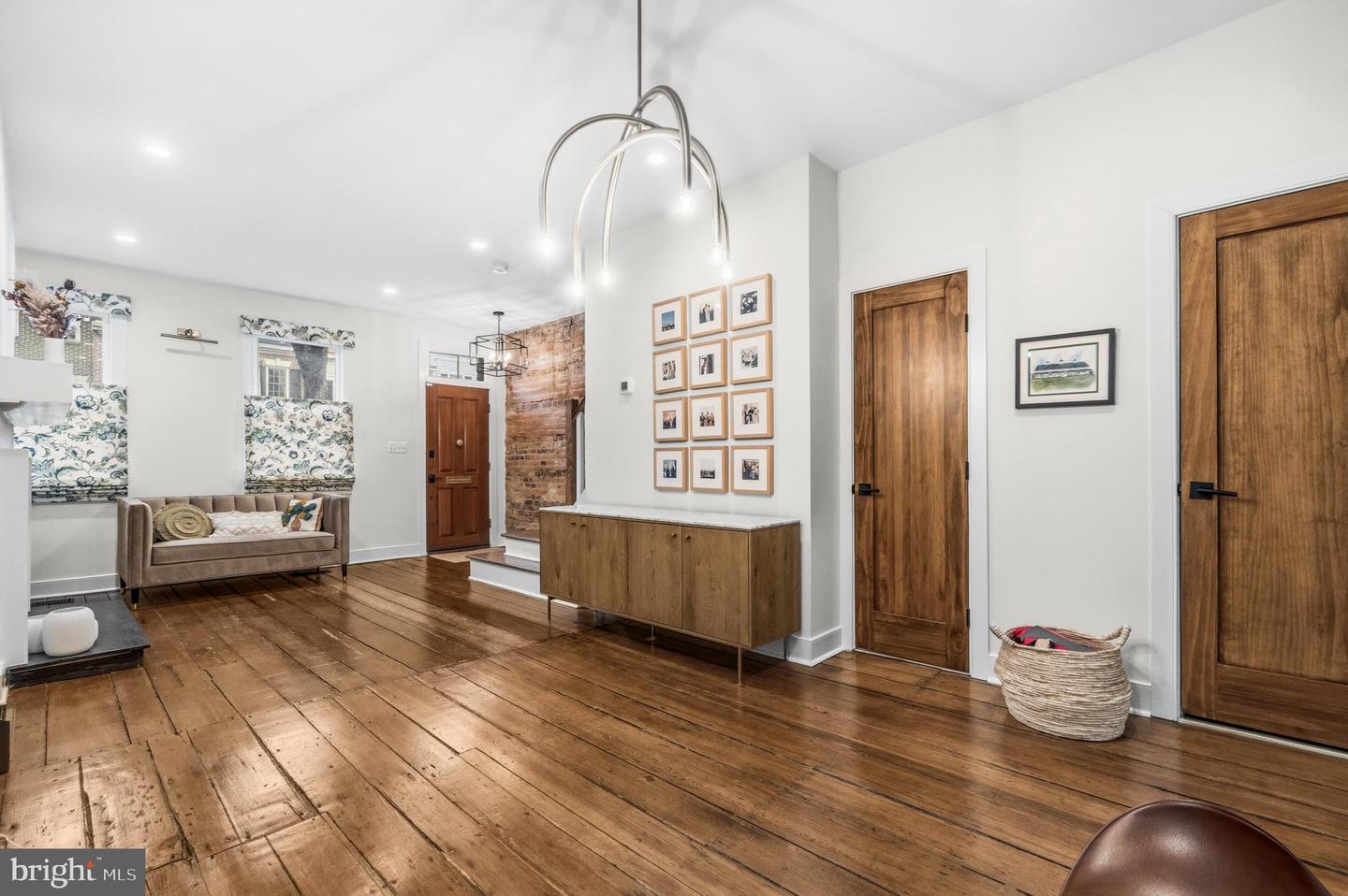 1011 DUKE ST, ALEXANDRIA, Virginia 22314, 2 Bedrooms Bedrooms, ,2 BathroomsBathrooms,Residential,For sale,1011 DUKE ST,VAAX2054420 MLS # VAAX2054420