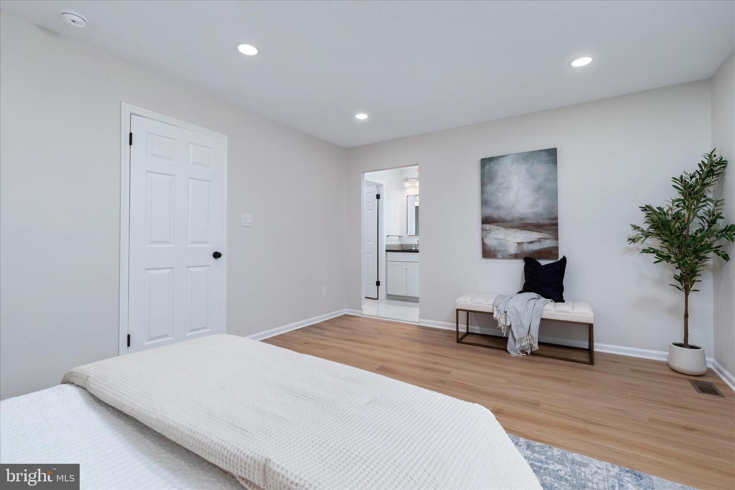 10147 OAKWOOD CHASE CT, OAKTON, Virginia 22124, 4 Bedrooms Bedrooms, ,3 BathroomsBathrooms,Residential,For sale,10147 OAKWOOD CHASE CT,VAFX2292572 MLS # VAFX2292572