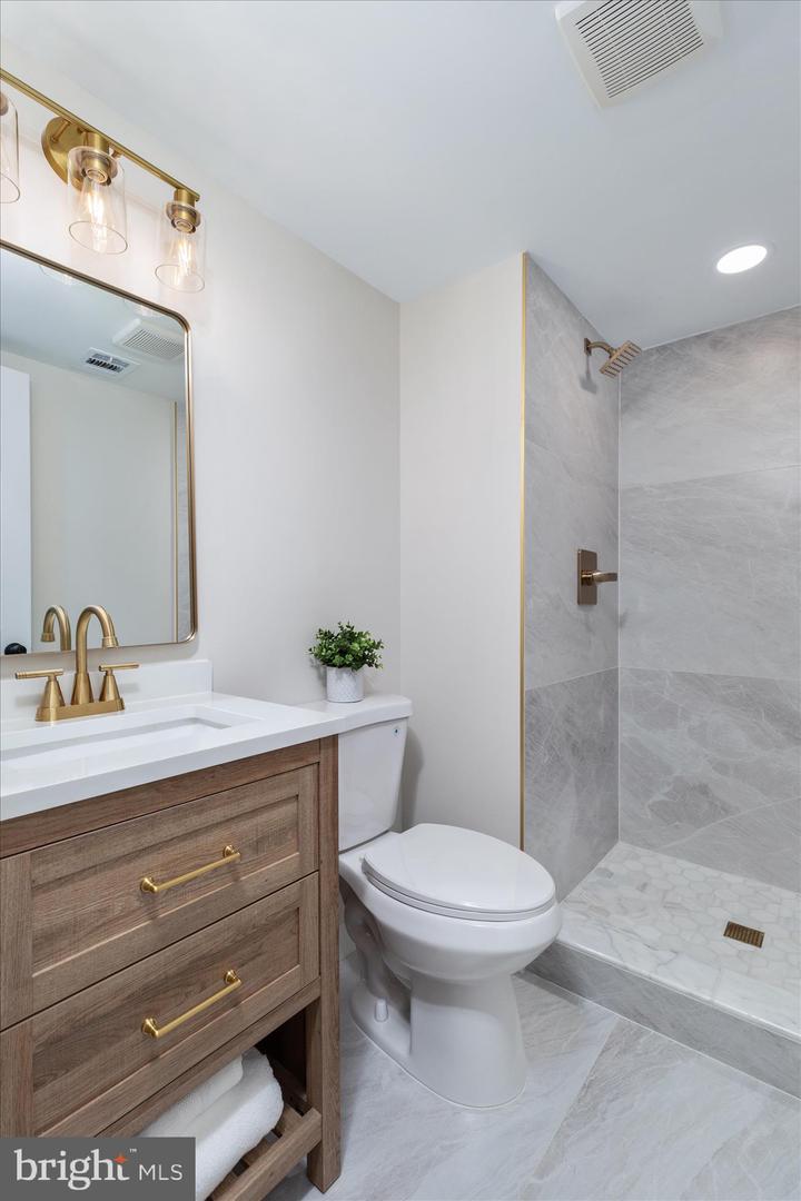 10147 OAKWOOD CHASE CT, OAKTON, Virginia 22124, 4 Bedrooms Bedrooms, ,3 BathroomsBathrooms,Residential,For sale,10147 OAKWOOD CHASE CT,VAFX2292572 MLS # VAFX2292572