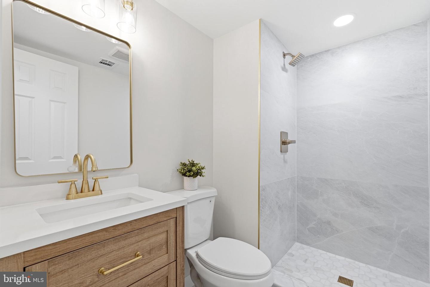 10147 OAKWOOD CHASE CT, OAKTON, Virginia 22124, 4 Bedrooms Bedrooms, ,3 BathroomsBathrooms,Residential,For sale,10147 OAKWOOD CHASE CT,VAFX2292572 MLS # VAFX2292572